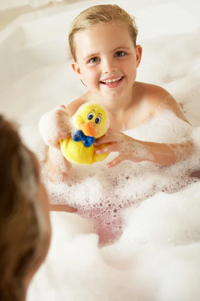 Madre e hija relajándose en baño lleno de burbujas —  Fotos de Stock