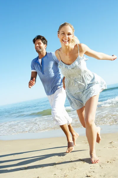 Coppia che gode di vacanza romantica sulla spiaggia — Foto Stock