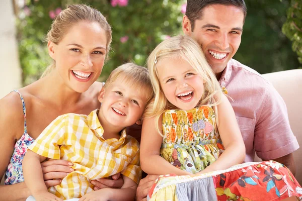 Família sentados no sofá juntos — Fotografia de Stock