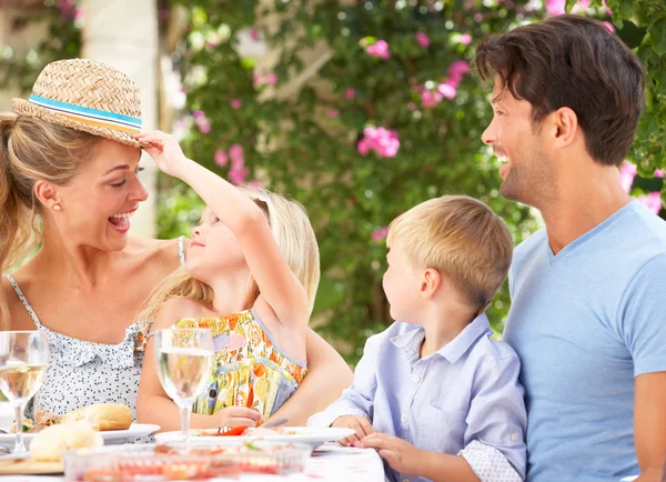 Família desfrutando de refeições ao ar livre — Fotografia de Stock