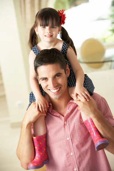 Pai dando filha passeio em ombros dentro de casa — Fotografia de Stock