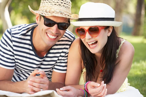 Couple Relaxing Together In Garden — Stock Photo, Image
