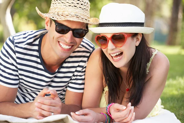 Casal relaxante juntos no jardim — Fotografia de Stock