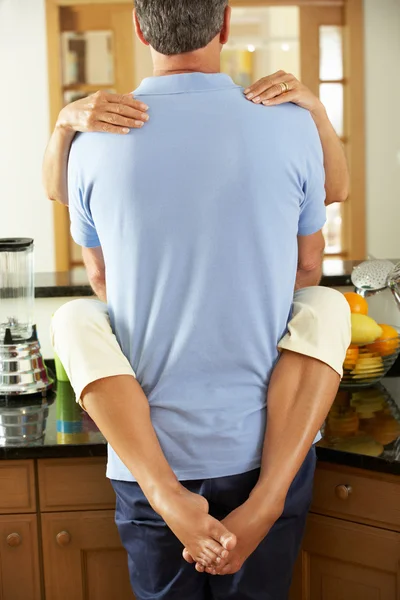 Romantico anziano coppia abbraccio in cucina — Foto Stock