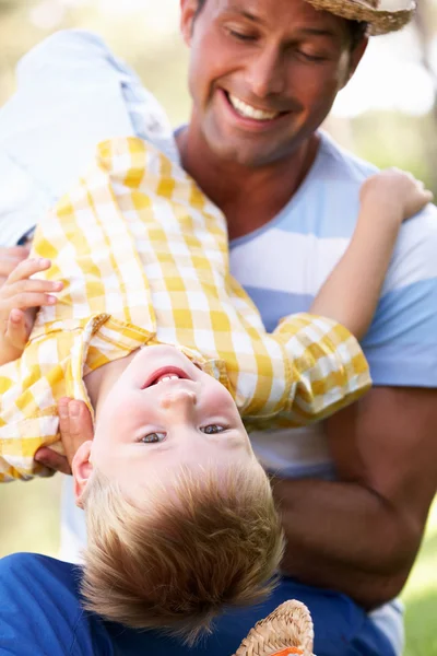 Vater und Sohn spielen im Sommergarten — Stockfoto