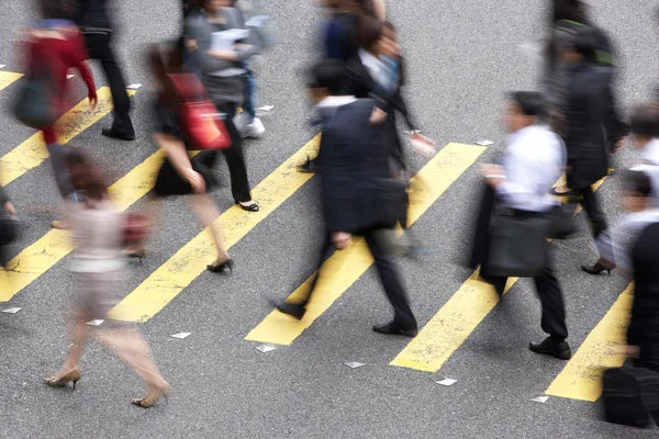 Vista aérea de los viajeros que cruzan la ajetreada calle Hong Kong — Foto de Stock