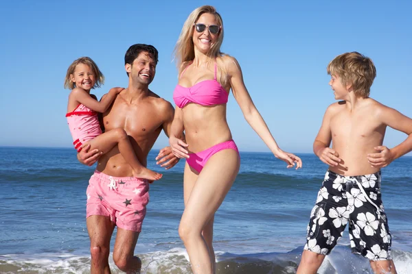 Famiglia avendo divertente su spiaggia — Foto Stock