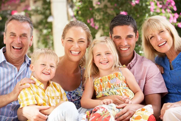 Famille multi-génération assise sur le canapé ensemble — Photo