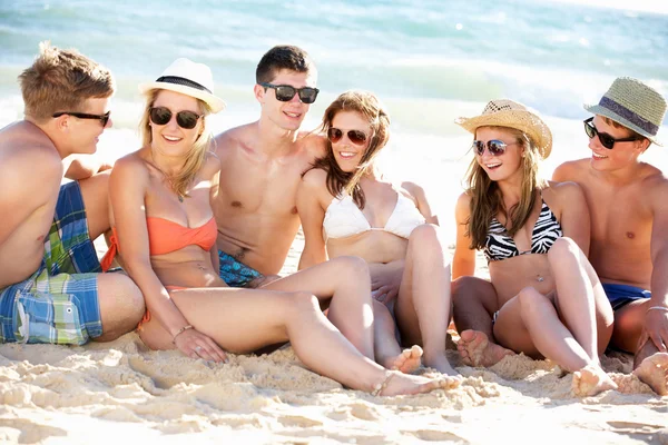 Groep van jeugdvrienden genieten van strandvakantie samen Rechtenvrije Stockfoto's
