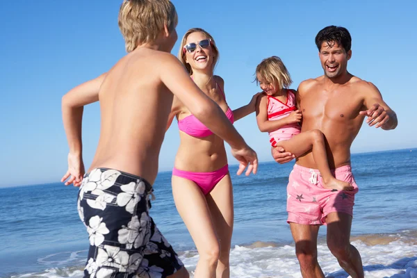 Famille s'amuser sur la plage — Photo