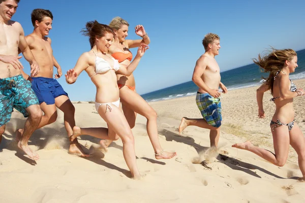 集团的青少年朋友们一起享受海滩度假 — 图库照片
