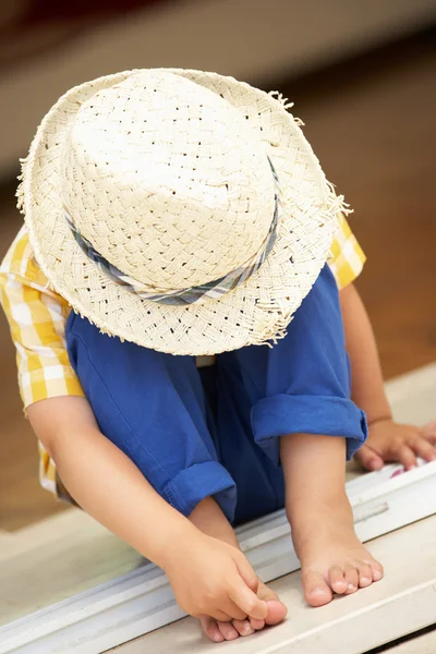 Pojken sitter utanför huset — Stockfoto