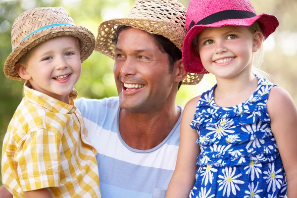 Vater und Kinder entspannen im Sommergarten — Stockfoto