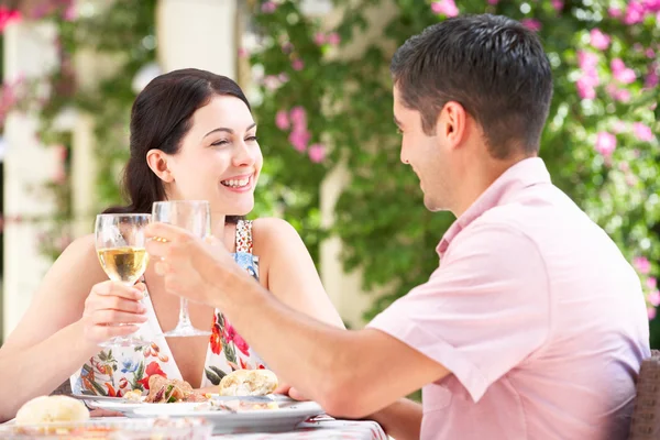 Paar genießt Essen im Freien — Stockfoto