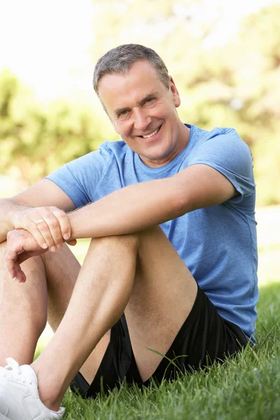 Homme âgé se reposant après l'exercice dans le parc — Photo