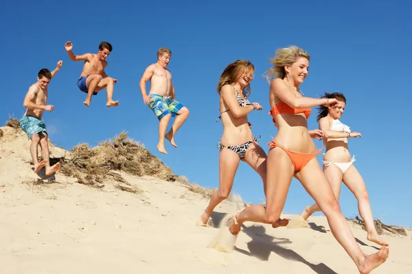 Groep van jeugdvrienden genieten van strandvakantie samen — Stockfoto