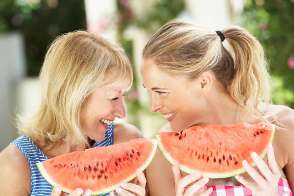 Madre e figlia adulta godendo fette di anguria — Foto Stock