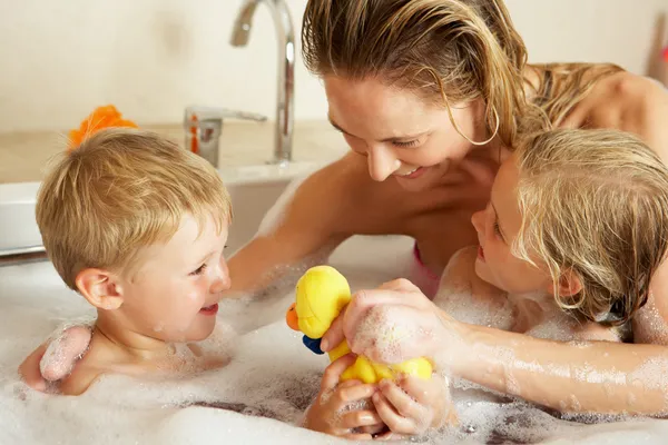 Madre con bambini rilassante in bolla riempito bagno — Foto Stock