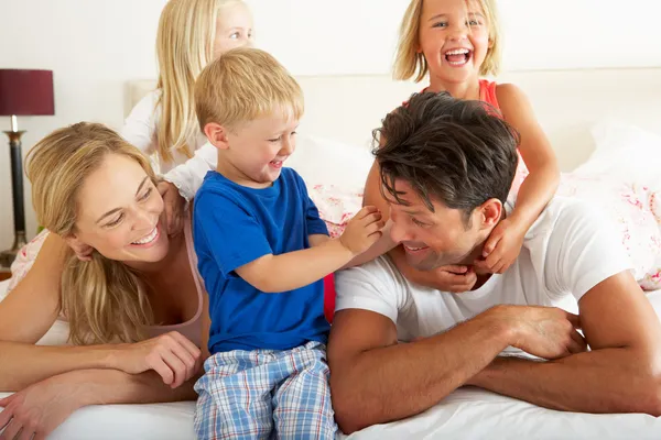 Familie ontspannen samen in bed — Stockfoto