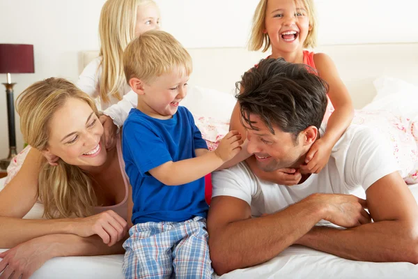 Família relaxando juntos na cama — Fotografia de Stock