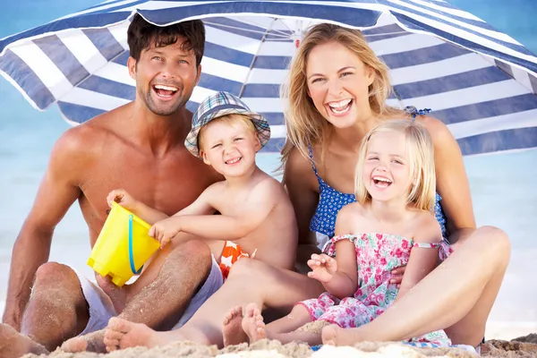 Abri familial du soleil sous le parapluie de la plage — Photo