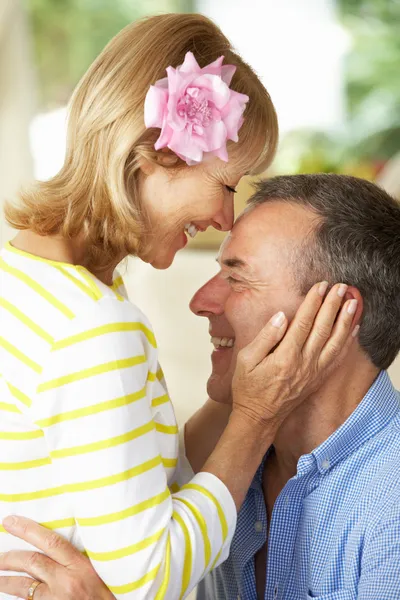 Romantisches Porträt eines Senioren-Paares im Haus — Stockfoto