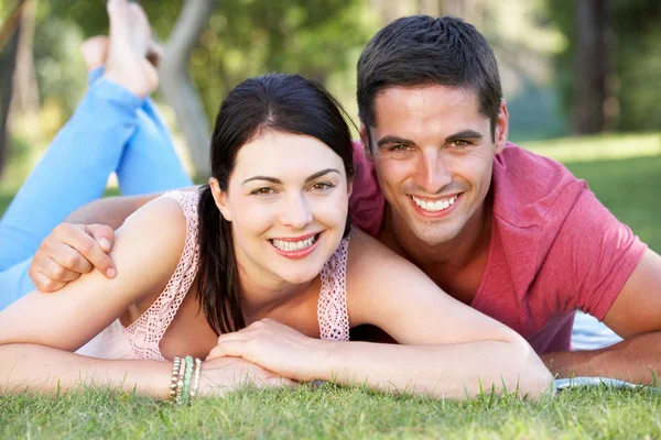 Paar ontspannen in park samen — Stockfoto