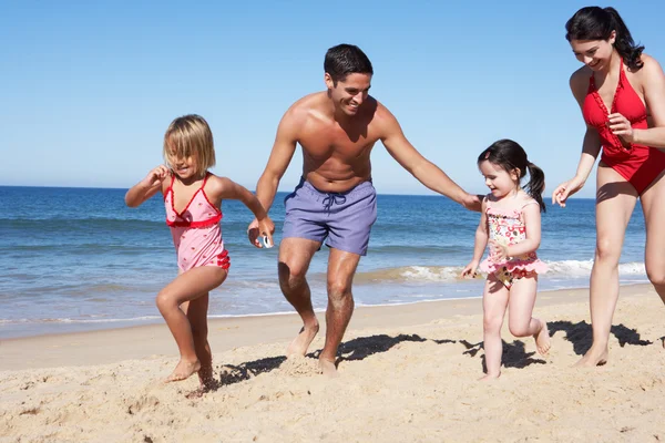Plajda eğlenmek aile — Stok fotoğraf