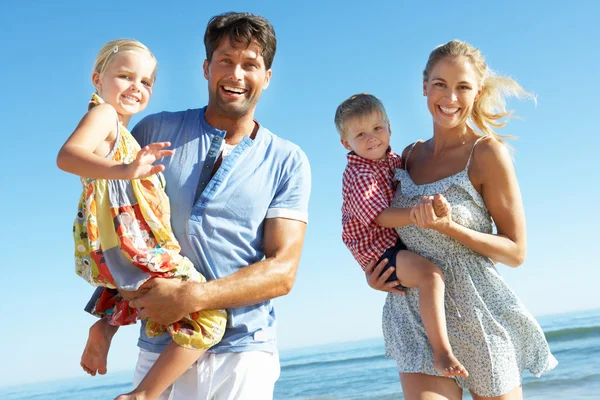 Familie plezier op strand — Stockfoto