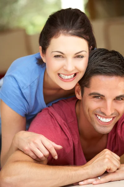 Paar sitzt liegend im Haus — Stockfoto