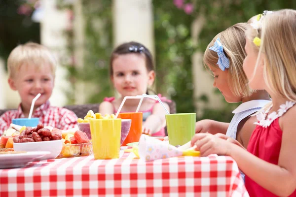 Grupo de crianças desfrutando de festa de chá ao ar livre — Fotografia de Stock