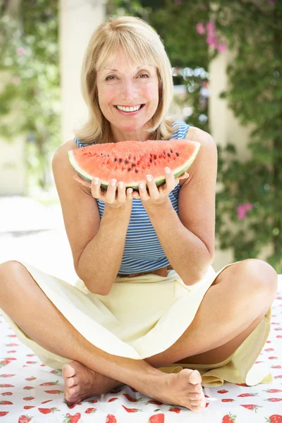 Seniorin genießt Scheibe Wassermelone — Stockfoto