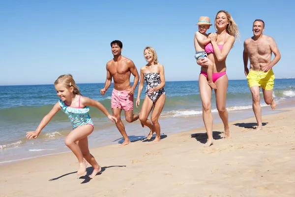 Multi generatie familie genieten van strandvakantie — Stockfoto