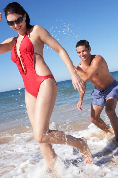 Casal desfrutando férias na praia — Fotografia de Stock