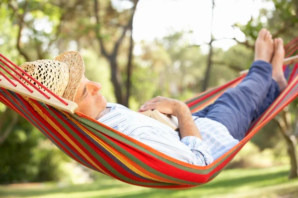 Hombre mayor que relaja en hamaca — Foto de Stock