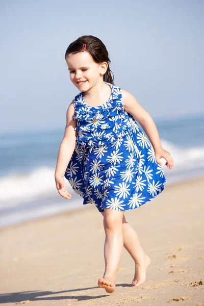 Kleines Mädchen läuft am Strand entlang — Stockfoto