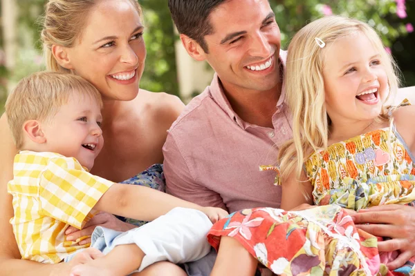 Familie sitzt zusammen auf Sofa — Stockfoto