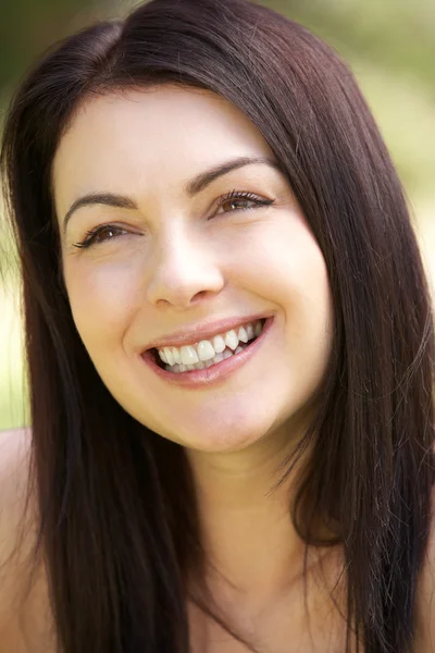 Ritratto esterno di donna sorridente — Foto Stock