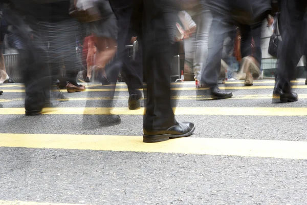 Närbild av pendlare fötter korsa trafikerad gata i hong kong — Stockfoto