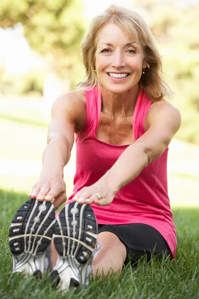 Senior vrouw uitoefenen in park — Stockfoto