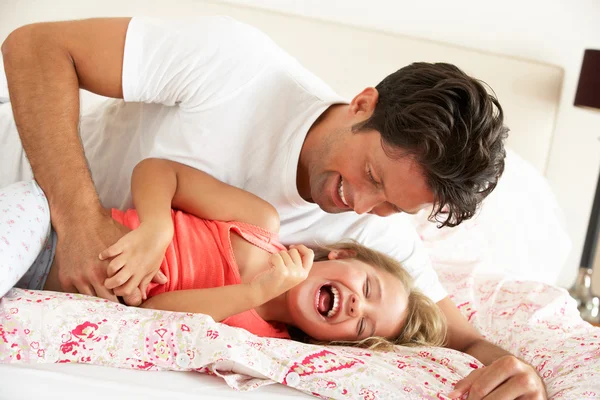 Père et fille se relaxent ensemble au lit — Photo