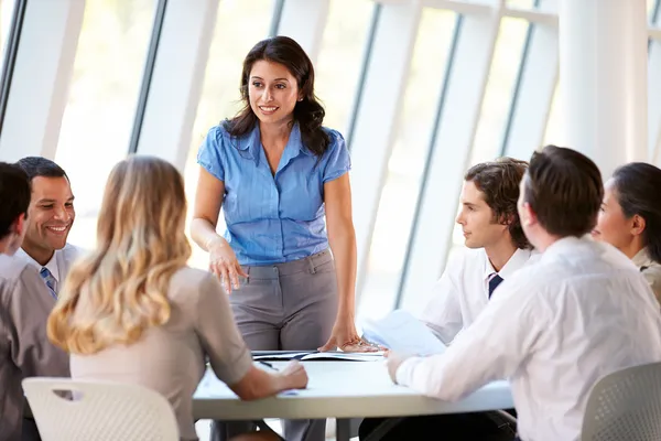 Affari avendo riunione del consiglio di amministrazione in ufficio moderno — Foto Stock