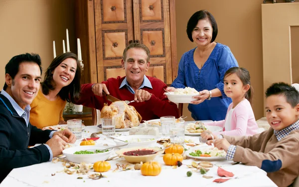 Familia Multi Generación Celebrando Con Comida de Navidad —  Fotos de Stock