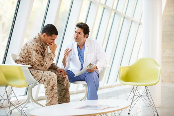 Lekarz doradztwa żołnierz cierpi na stres — Zdjęcie stockowe
