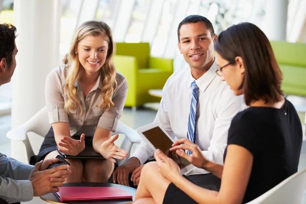 Företagare med digitala tablett har möte i office — Stockfoto