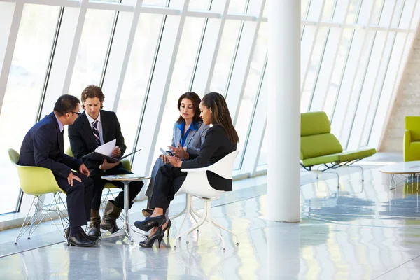 Empresarios que se reúnen en una oficina moderna — Foto de Stock