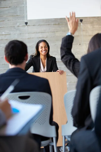 Geschäftsfrau hält Vortrag auf Konferenz — Stockfoto