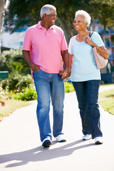 Casal sênior caminhando no parque juntos — Fotografia de Stock