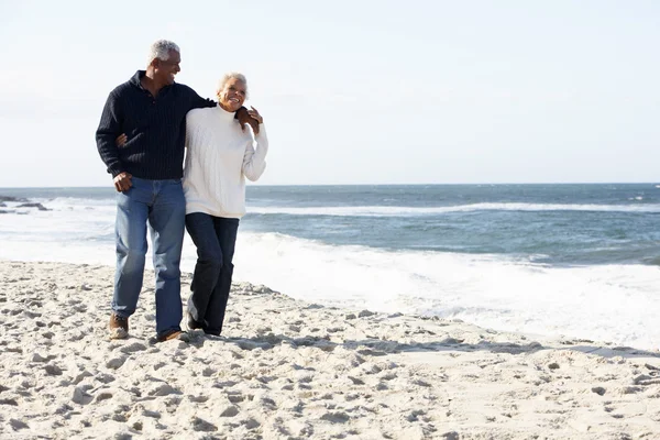 Pareja mayor caminando por la playa juntos —  Fotos de Stock