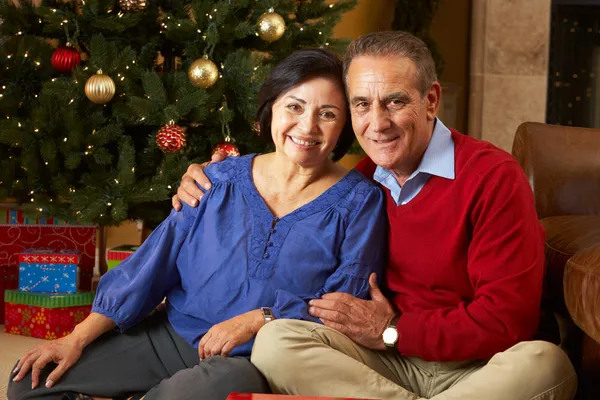 Casal sênior na frente da árvore de Natal — Fotografia de Stock